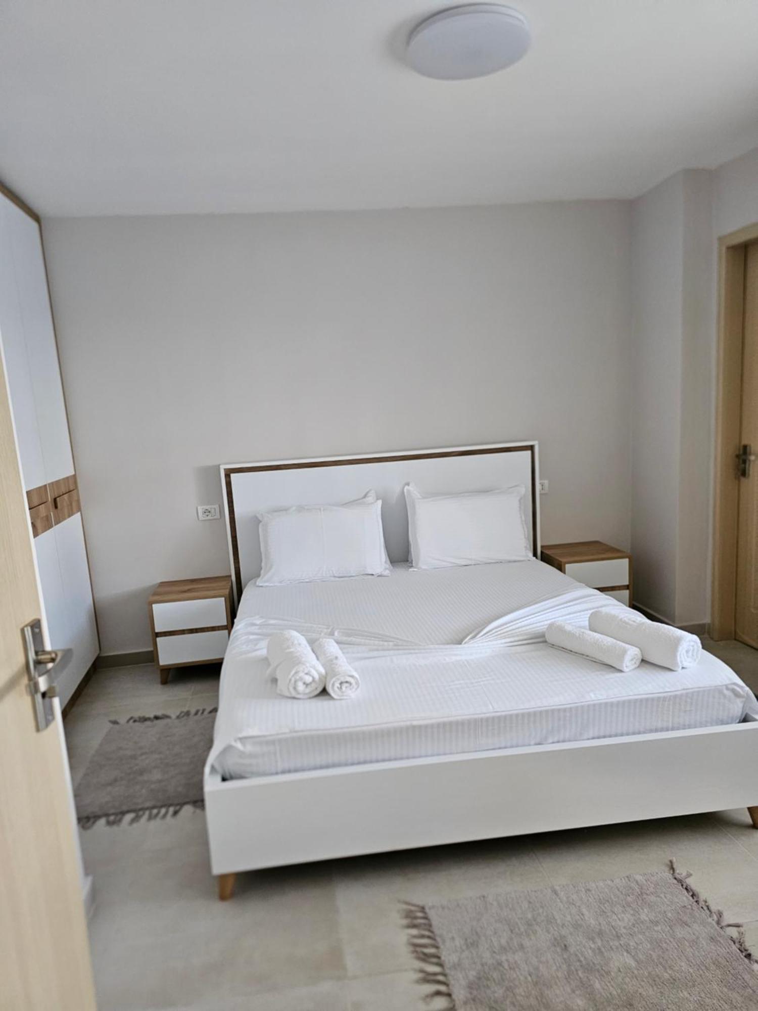 Alex'S Apartment Durrës Buitenkant foto